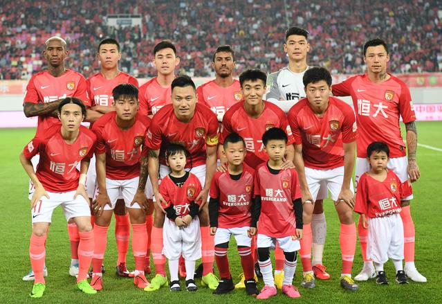 目前LCK联赛前两名的队伍是：T1、GEN Clozer、Peyz、Keria、Oner、Canyon以400积分并列POG榜首